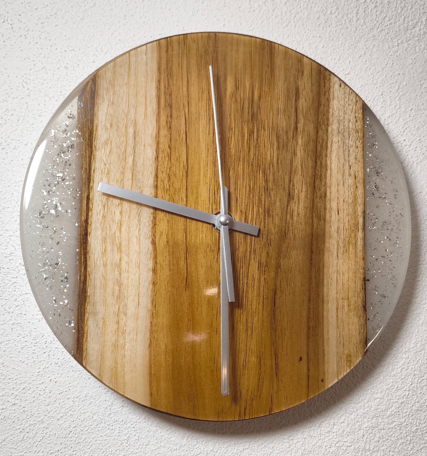 Wanduhr mit Teakholz