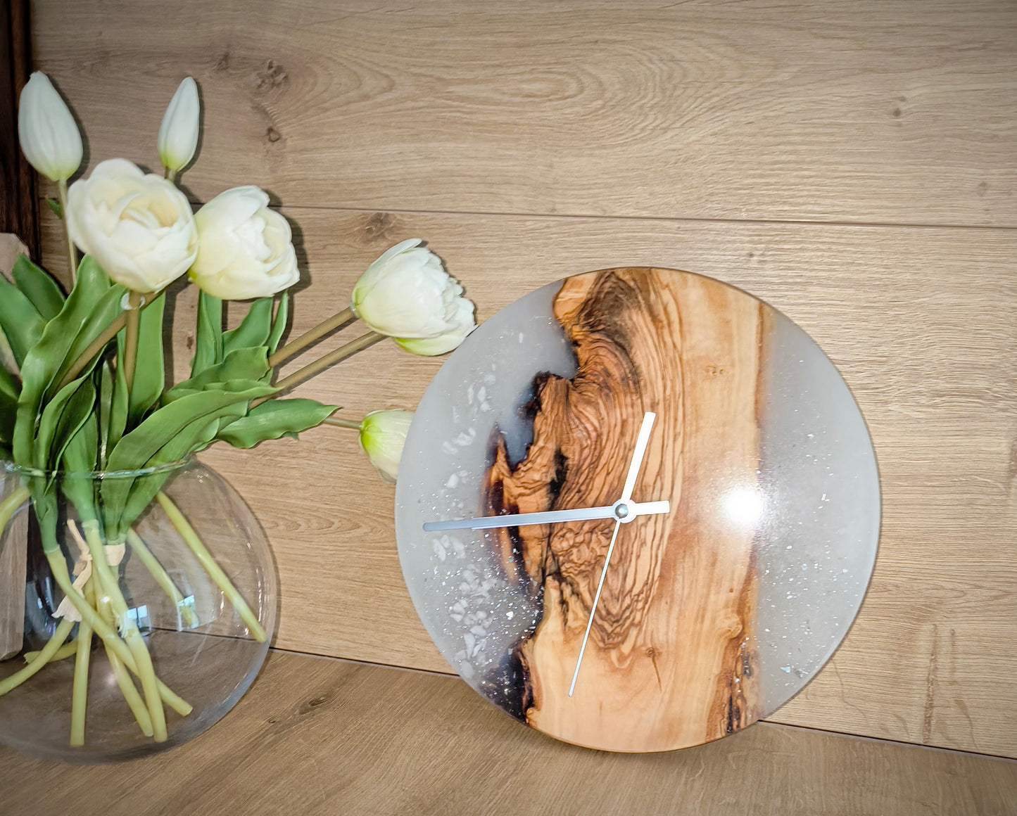 Wanduhr mit Holzscheibe