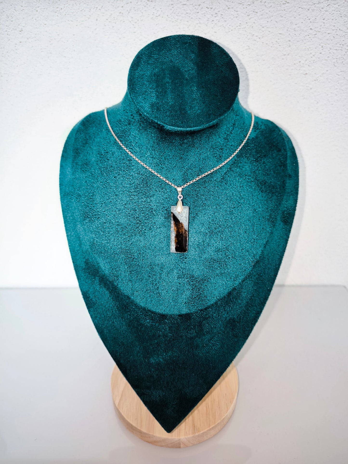 Amulette mit Edelsteinen